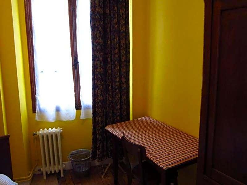 Camera Singola con Bagno e Servizi Igienici in Comune